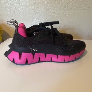 Reebok Zigtech Running Shoe Size 9.5. GREAT condition Pink & Black